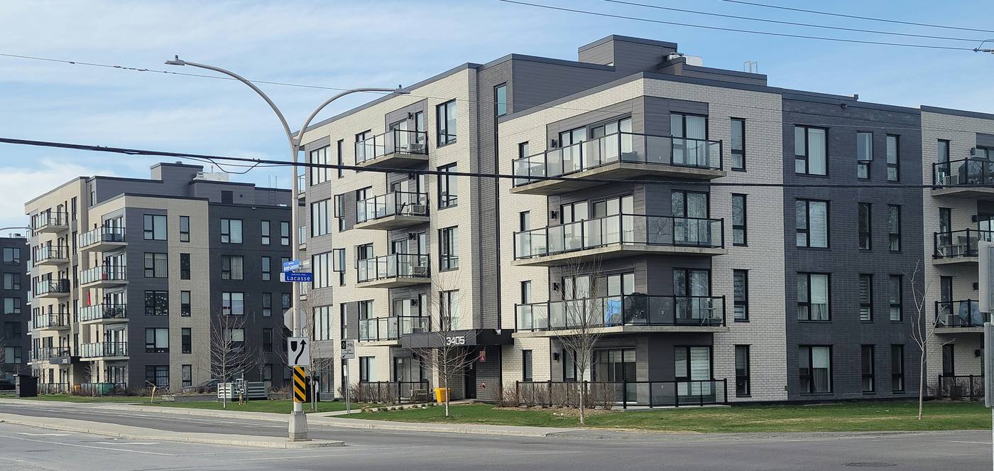 Rue résidentielle à Laval, maisons unifamiliales